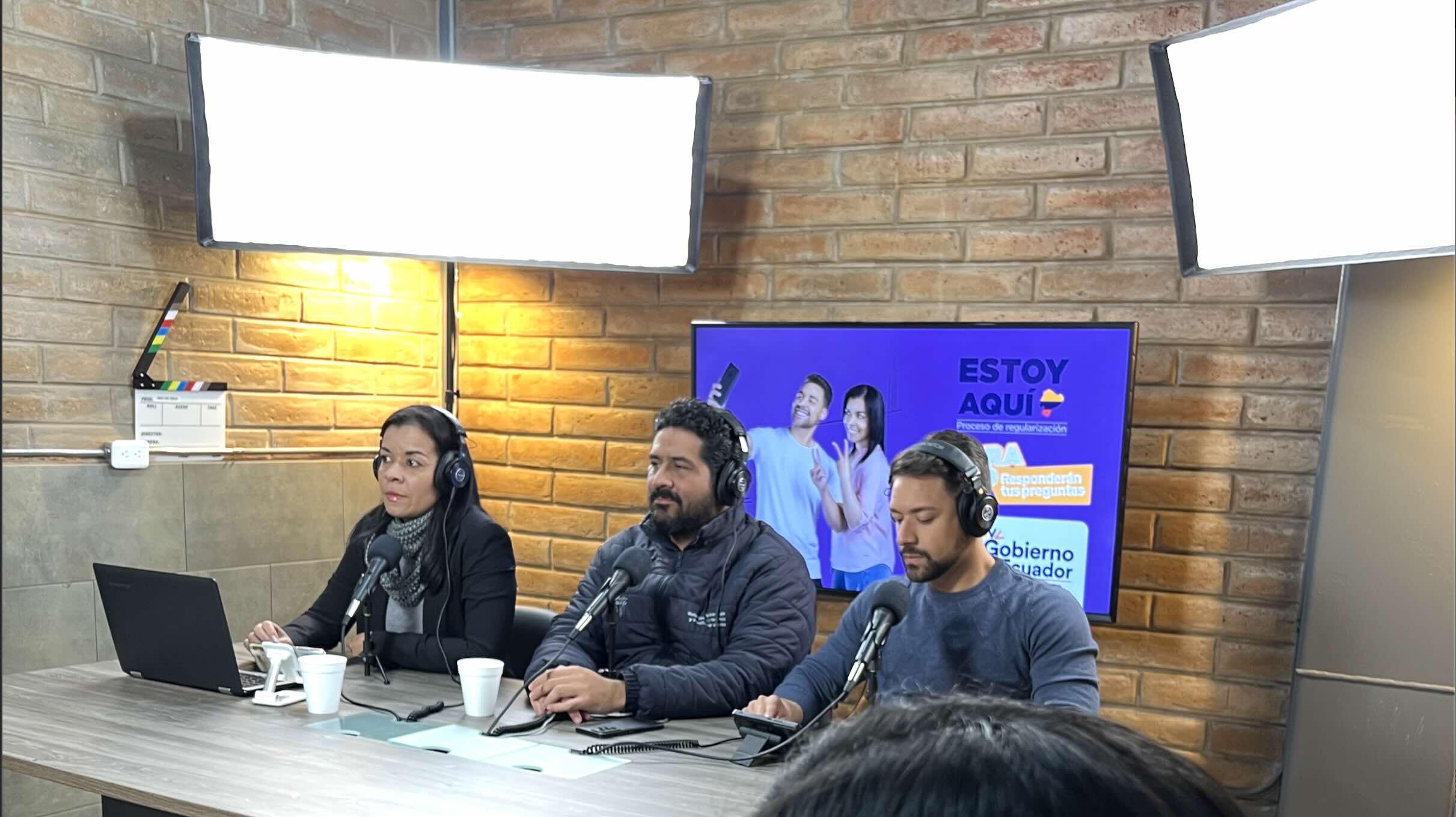 Set de estudio con sistema de 4 cámaras para el webshow Estoy Aquí