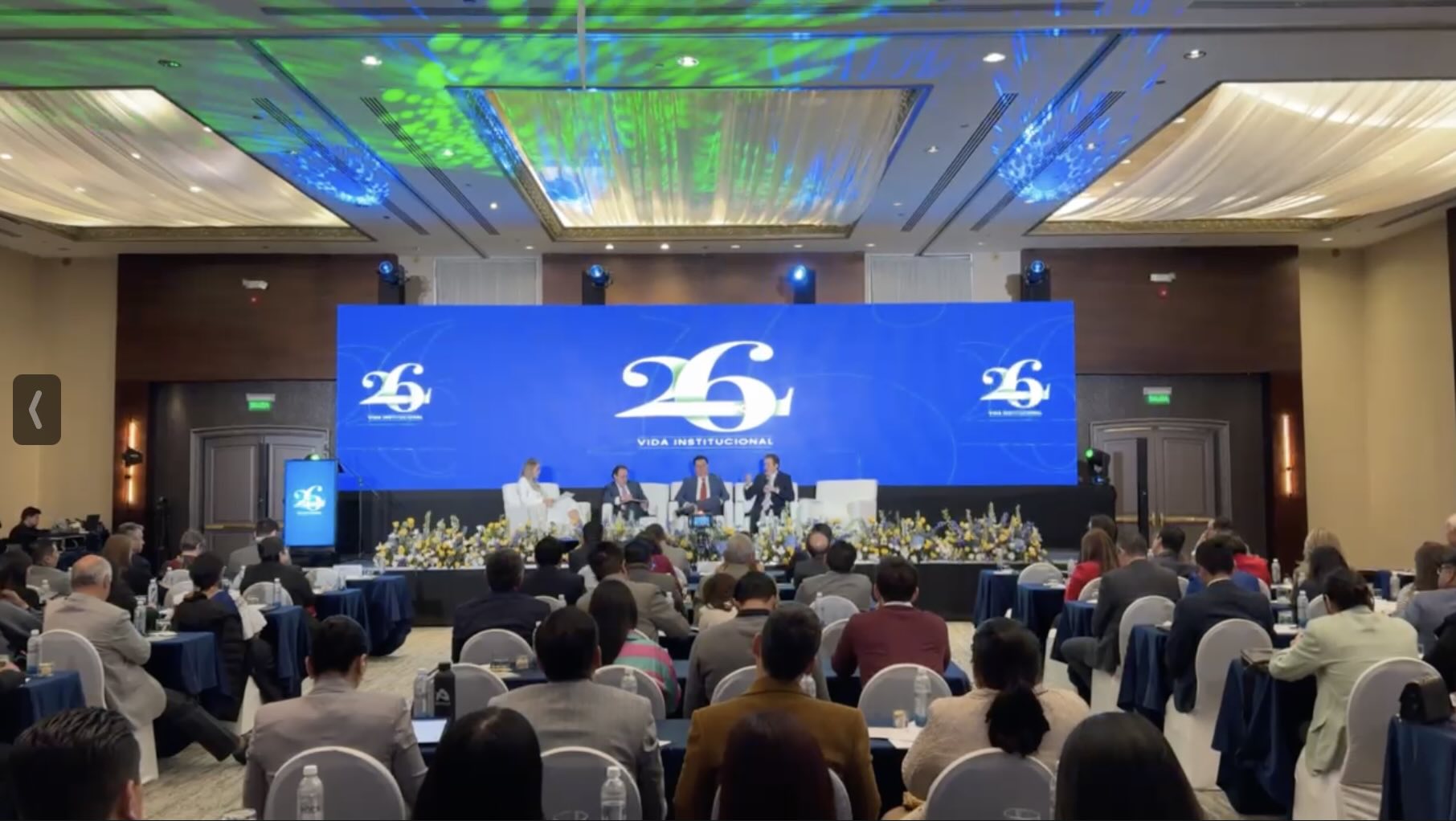 Evento híbrido de FINANCOOP con pantalla LED y circuito cerrado de cámaras